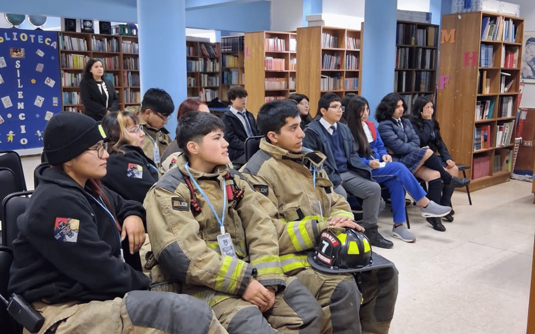 Bomberos realizan charla a estudiantes